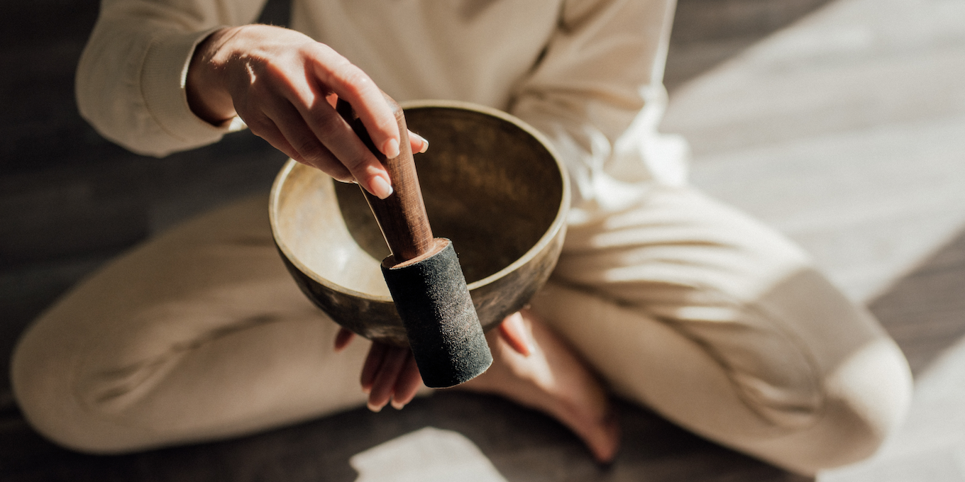 Медитация с поющей чашей