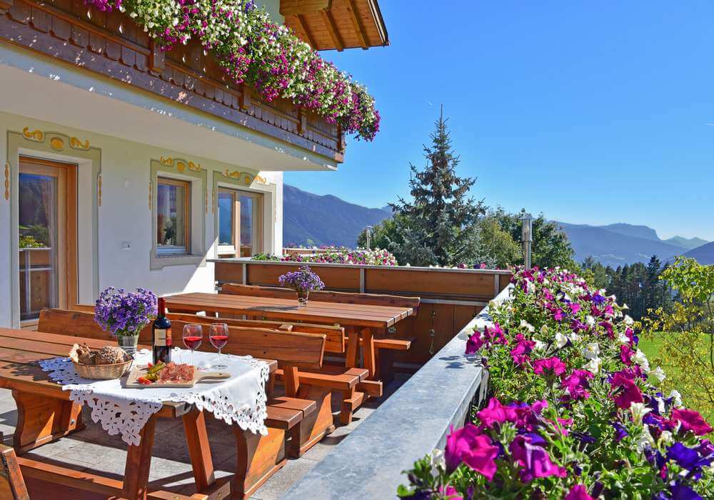Альпийская резиденция с террасой и видом на горы