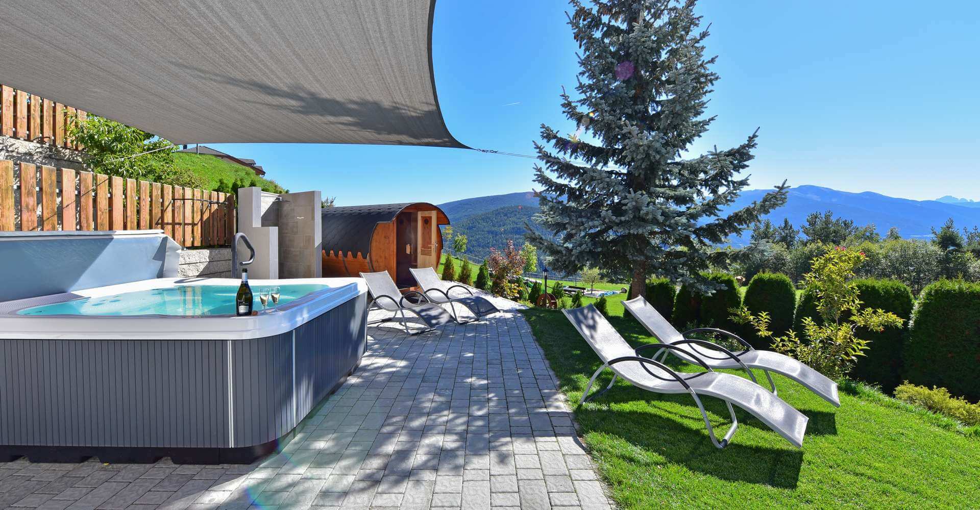 Релакс-зона с джакузи, сауной и панорамным видом на альпийские горы